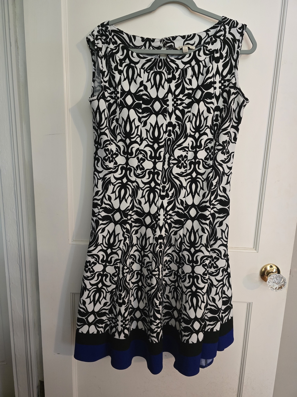 Haani Sleeveless Black & White Fit-and-Flare Midi Dress  Petite L / PL